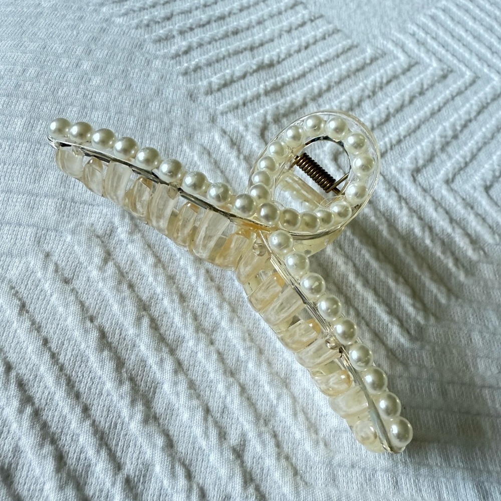Pearl Claw Hair Clip